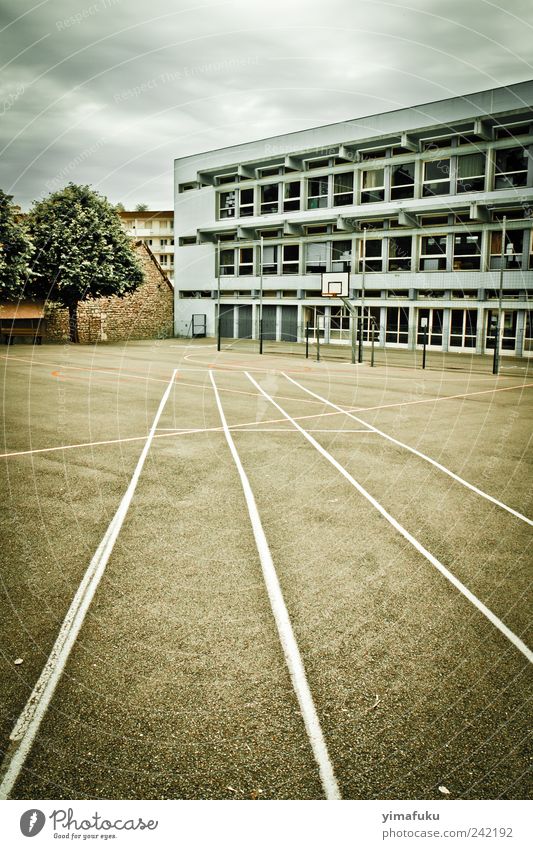 Schulhof Schule modern trist Frankreich Besançon Farbfoto Gedeckte Farben Außenaufnahme Menschenleer Tag Kontrast