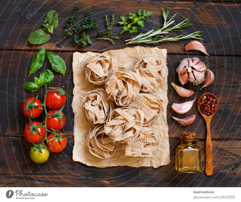 Vollkornnudeln Tagliatelle, Gemüse und Kräuter Vegetarische Ernährung Diät Flasche Tisch Blatt dunkel frisch braun grün rot Tradition Essen zubereiten