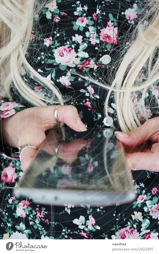 Junge Frau trägt ein Blumenhemd und benutzt ihr Telefon. Lifestyle Stil Design Handy Technik & Technologie Unterhaltungselektronik Mensch feminin Jugendliche 1