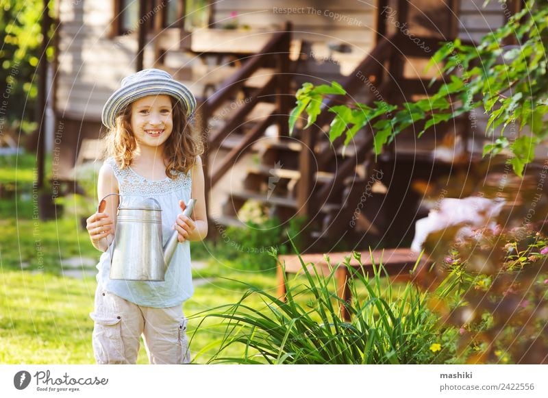 glückliches Kind Mädchen mit Hut spielend kleiner Gärtnerin Freude Glück Erholung Spielen Ferien & Urlaub & Reisen Sommer Haus Garten Kindheit Blume genießen