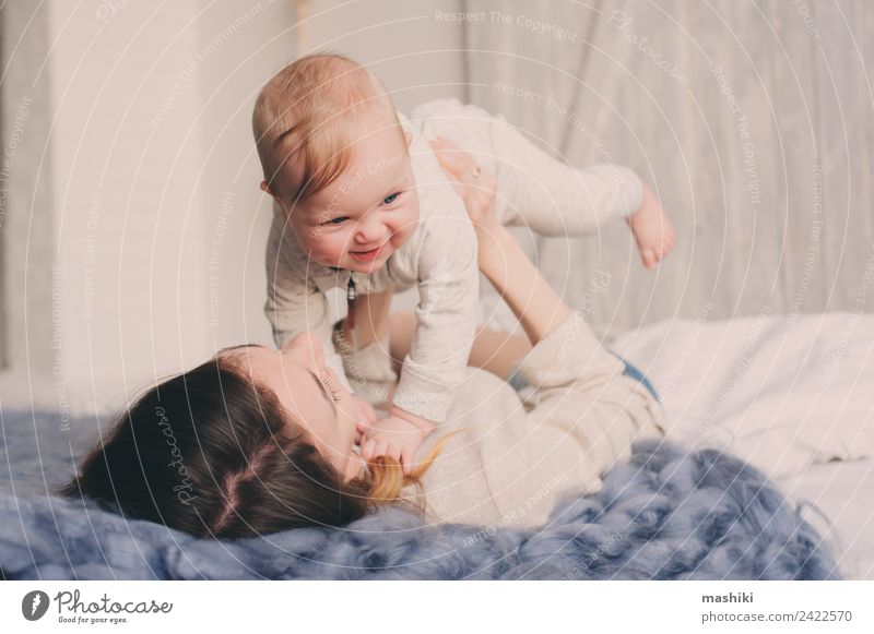 glückliche Mutter und Baby, die zu Hause im Schlafzimmer spielen. Lifestyle Freude Spielen Eltern Erwachsene Familie & Verwandtschaft Kindheit Liebe Umarmen