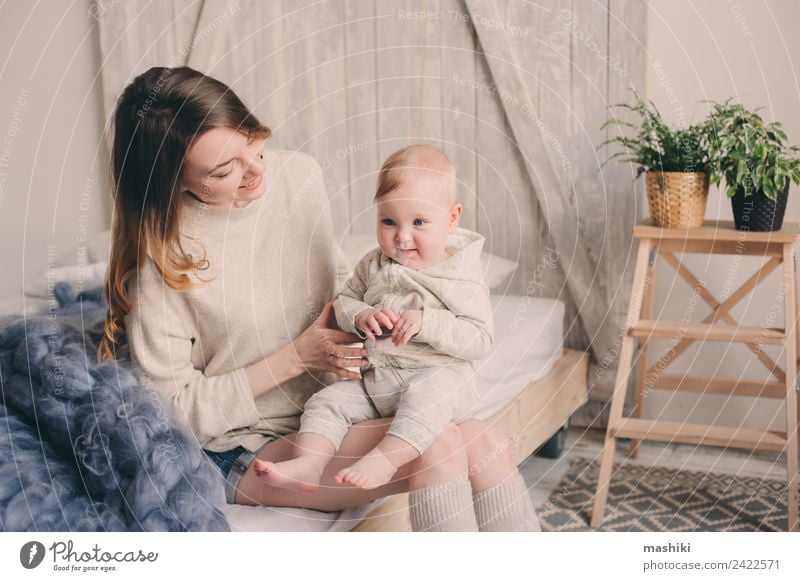 glückliche Mutter und Baby, die zu Hause im Schlafzimmer spielen. Lifestyle Freude Spielen Eltern Erwachsene Familie & Verwandtschaft Kindheit Hand Küssen Liebe