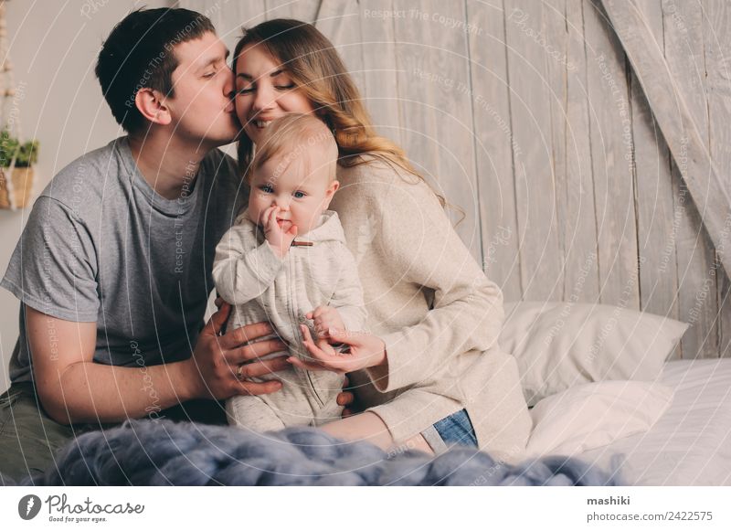 glückliche Familie, die zu Hause auf dem Bett spielt. Lifestyle Freude Schlafzimmer Baby Eltern Erwachsene Mutter Vater Familie & Verwandtschaft Paar Kindheit