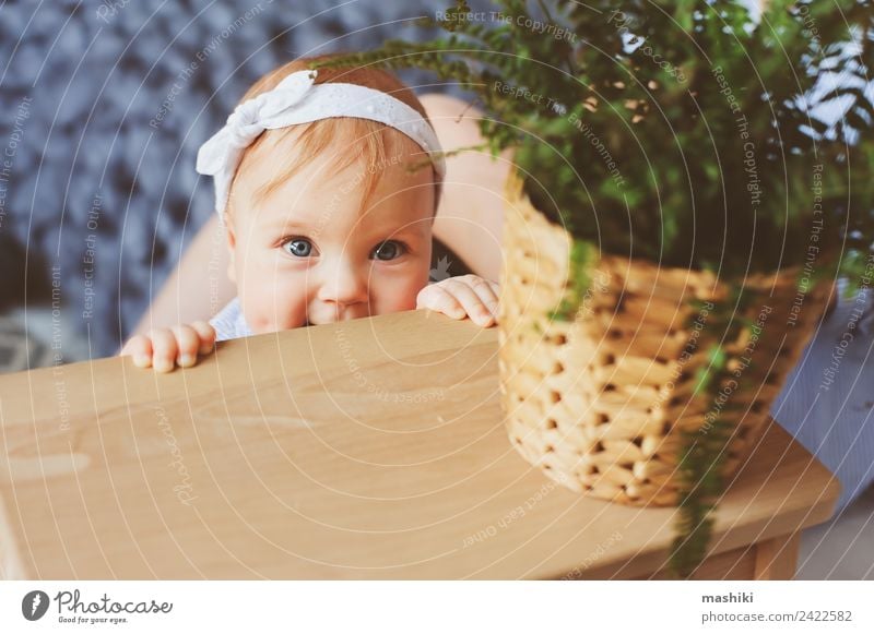 9 Monate altes Baby, das morgens im Schlafzimmer spielt. Lifestyle Freude Familie & Verwandtschaft Kindheit Streifen Fröhlichkeit niedlich skandinavisch