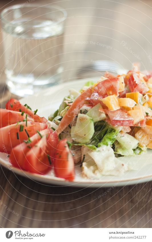 salat Lebensmittel Gemüse Salat Salatbeilage Ernährung Mittagessen Abendessen Bioprodukte Vegetarische Ernährung Diät Getränk Trinkwasser Geschirr Teller Glas