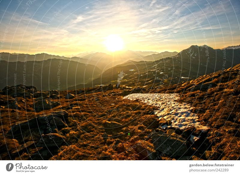 über den Bergen Wohlgefühl Leben Umwelt Natur Landschaft Himmel Wolken Horizont Sonne Sonnenaufgang Sonnenuntergang Sonnenlicht Sommer Wetter Schönes Wetter