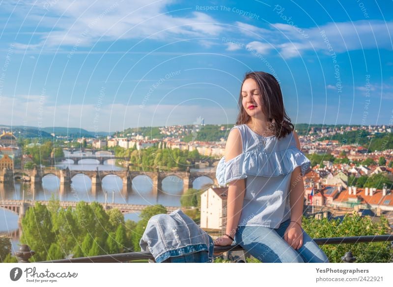 Schöne Frau und Moldau in Prag Lifestyle schön Erholung Ferien & Urlaub & Reisen Sommer Erwachsene Schönes Wetter Altstadt Brücke Sehenswürdigkeit brünett