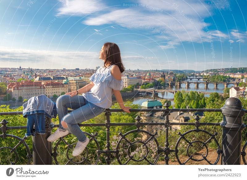 Frau am Zaun und Panorama der Stadt Prag Lifestyle schön Erholung Ferien & Urlaub & Reisen Sommer Erwachsene Kunst Altstadt Brücke Architektur Sehenswürdigkeit