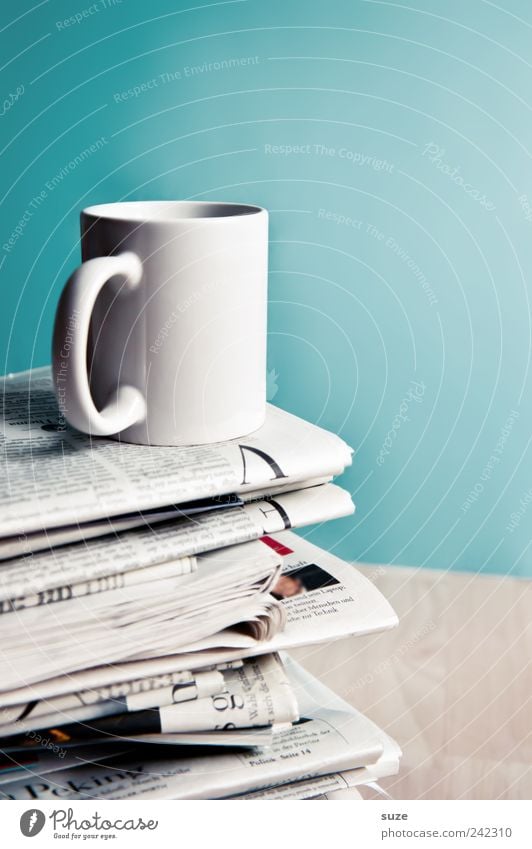 Moin, moin Kaffee Tasse Tisch Arbeit & Erwerbstätigkeit Arbeitsplatz Wirtschaft Business Printmedien Zeitung Zeitschrift Sammlung genießen stehen weiß