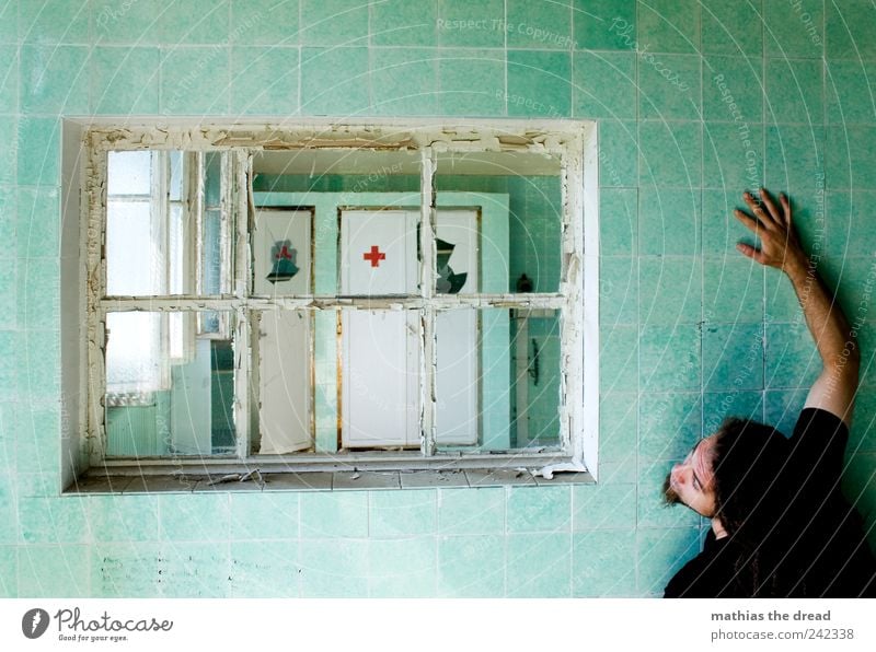 DER ARZT KOMMT ZU SPÄT Mensch maskulin Junger Mann Jugendliche Ruine Bauwerk Gebäude Architektur Mauer Wand Fenster fallen hängen außergewöhnlich dunkel eckig