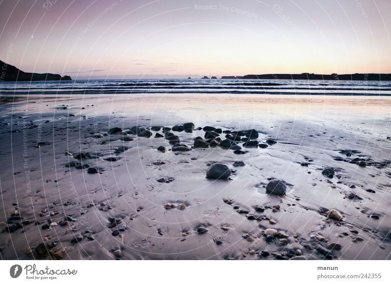 abends am Strand Natur Landschaft Urelemente Sand Wasser Wolkenloser Himmel Felsen Wellen Küste Bucht Riff Meer Atlantik Bretagne Frankreich Klippe Stein Ebbe