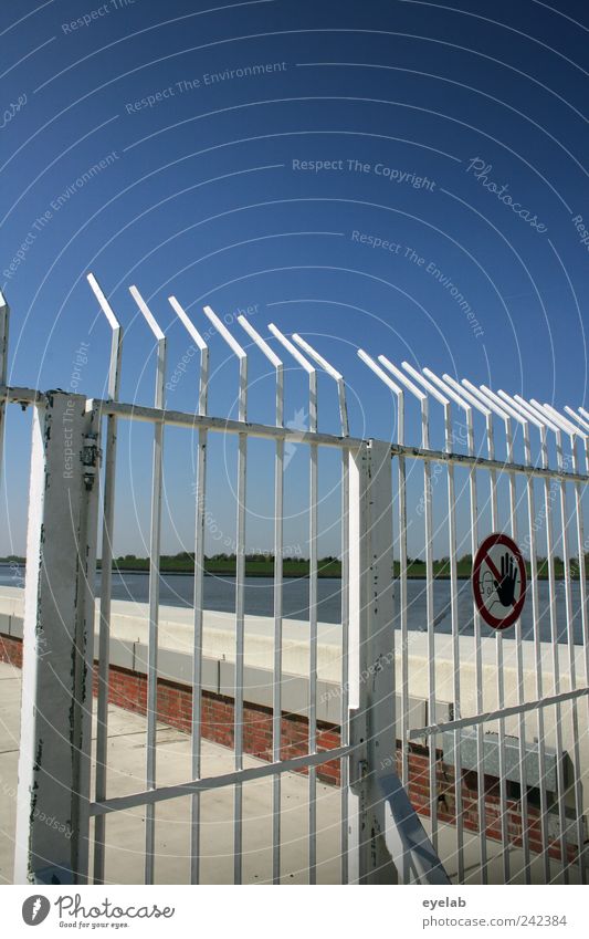 Hier hat der Badespass ein Ende Himmel Wolkenloser Himmel Schönes Wetter Küste Seeufer Flussufer Bucht Bauwerk Verkehr Straßenverkehr Wege & Pfade