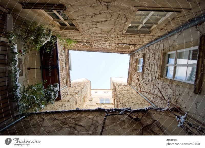 Mut zur Lücke Lifestyle Wohnung Wolkenloser Himmel Schnee Haus Gebäude Architektur Fassade Fenster groß hoch Perspektive Häusliches Leben himmelwärts