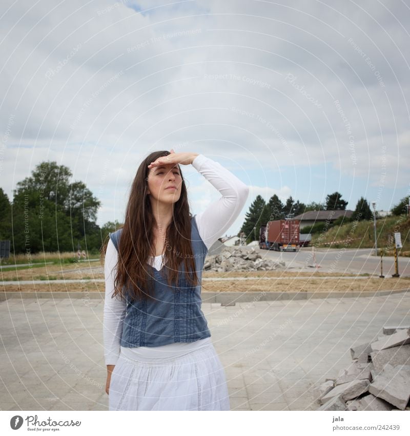 sommer? Mensch feminin Frau Erwachsene 1 30-45 Jahre Himmel Pflanze Baum Gras Dorf Haus Straße Wege & Pfade stehen Suche Blick Farbfoto Textfreiraum oben Tag