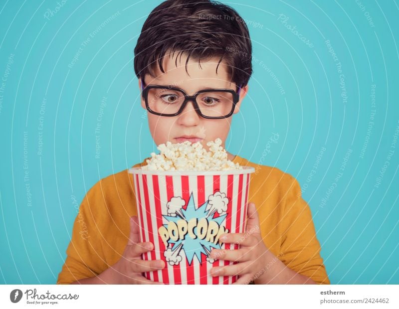 kleiner Junge Kind mit Popcorn auf blauem Hintergrund Lebensmittel Ernährung Essen Fastfood Lifestyle Freizeit & Hobby Mensch maskulin Kleinkind Kindheit 1