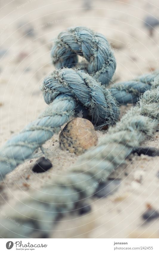 Seemannsgarn Umwelt Natur Sand Strand Knoten alt dreckig blau Seil Schifffahrt Erinnerung erinnern Fischereiwirtschaft finden Strandgut Fundstück Farbfoto