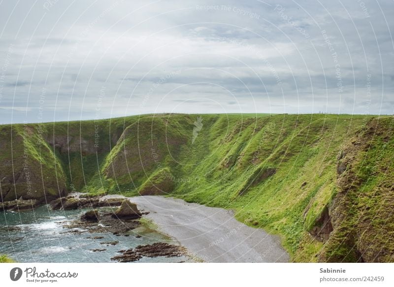 Burgfenster-Aussicht II Natur Landschaft Erde Sand Himmel Sommer Schönes Wetter Gras Felsen Wellen Küste Seeufer Strand Bucht Nordsee Klippe fantastisch wild