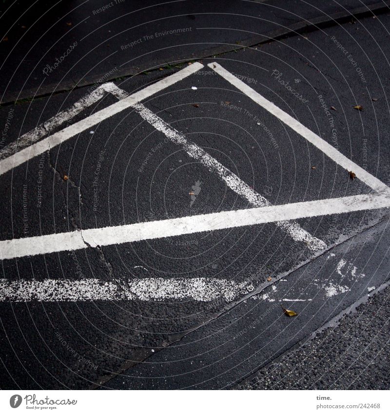 Kleinstädtische Raumordnung Platz Stein Ordnung Asphalt Farbstoff Streifen Dreieck Metallschiene Straße Straßenbelag Zeichen Hinweis übermalt Bürgersteig