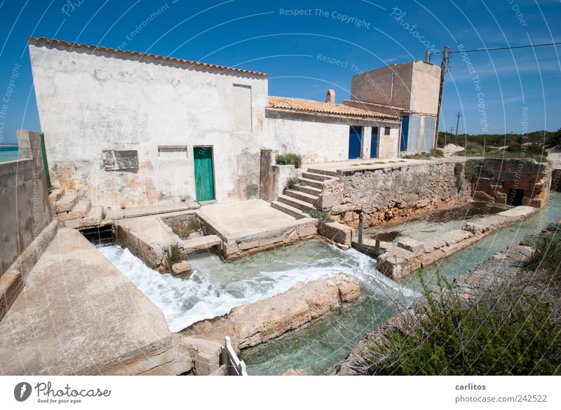 Ferienhaus mit Whirlpoolanlage Wolkenloser Himmel Sommer Schönes Wetter alt authentisch nass blau grün weiß Bewegung Tradition Umwelt Pumpe Gebäude Wasser