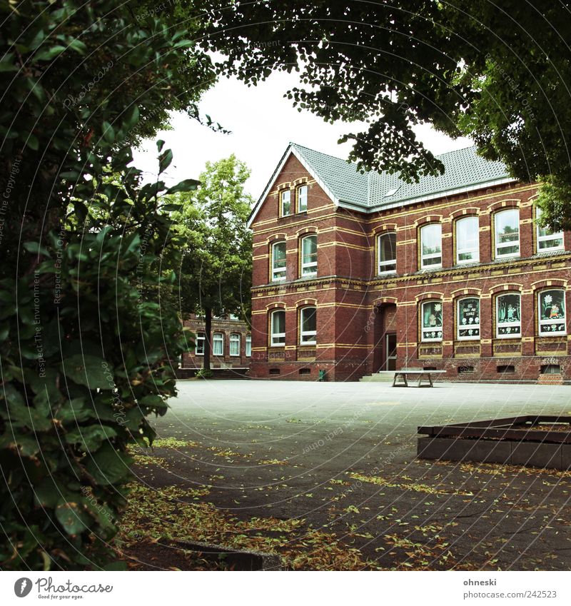 Noch eine Woche... Kindererziehung Bildung Schule Schulhof Haus Bauwerk Gebäude Architektur Schulgebäude Farbfoto Außenaufnahme Textfreiraum Mitte Tag