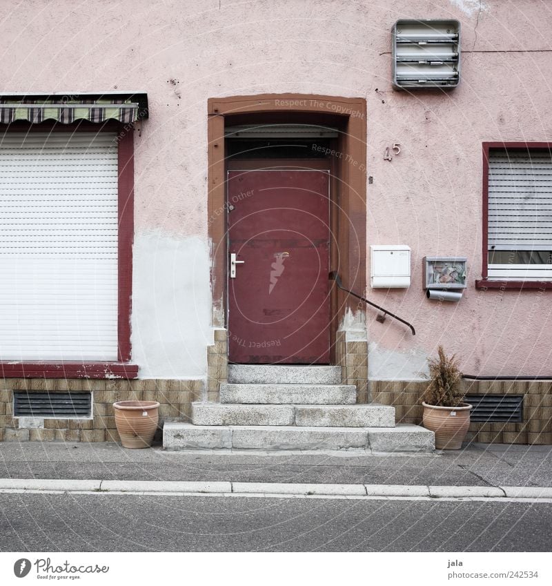 45 Haus Bauwerk Gebäude Architektur Treppe Fassade Fenster Tür Briefkasten Straße Wege & Pfade trist grau rosa rot Rollladen Farbfoto Außenaufnahme Menschenleer