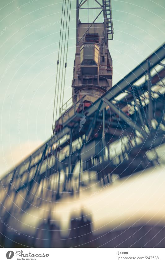 Kai im Kran am Kai Arbeitsplatz Industrie Himmel Stahl Arbeit & Erwerbstätigkeit Bewegung alt braun gelb grün anstrengen Schwerpunkt lensbaby Farbfoto