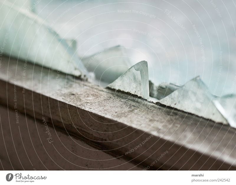 zerbrochen und vergessen Haus Fenster blau Glasscheibe Glasscherbe Spitze gefährlich Fensterscheibe Fensterrahmen Unschärfe Detailaufnahme eckig Dinge dreckig