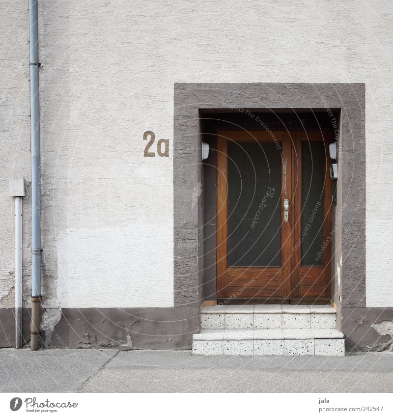 2a Haus Bauwerk Gebäude Architektur Mauer Wand Treppe Fassade Tür Wege & Pfade Schriftzeichen Ziffern & Zahlen trist Farbfoto Außenaufnahme Menschenleer