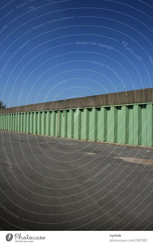 Die nächste Flut kommt bestimmt Himmel nur Himmel Wolkenloser Himmel Klima Schönes Wetter Hafenstadt Stadtrand Platz Mauer Wand Fassade Verkehr Verkehrswege