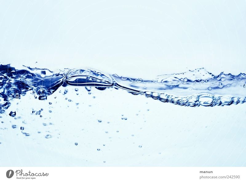 Wasserwelle Getränk Trinkwasser Wellen Luftblase authentisch frisch nass natürlich Sauberkeit blau rein Wellness Klarheit durchscheinend sprudelnd Farbfoto