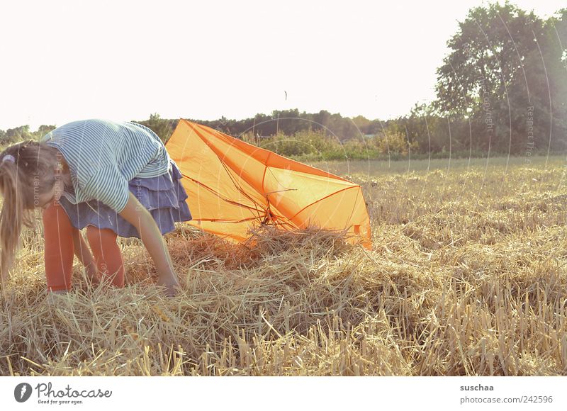 gegenlichtstrohmädchen II Kind Mädchen Kindheit 1 Mensch 3-8 Jahre Natur Landschaft Himmel Sommer Schönes Wetter Feld Freude Lebensfreude Landwirtschaft Stroh