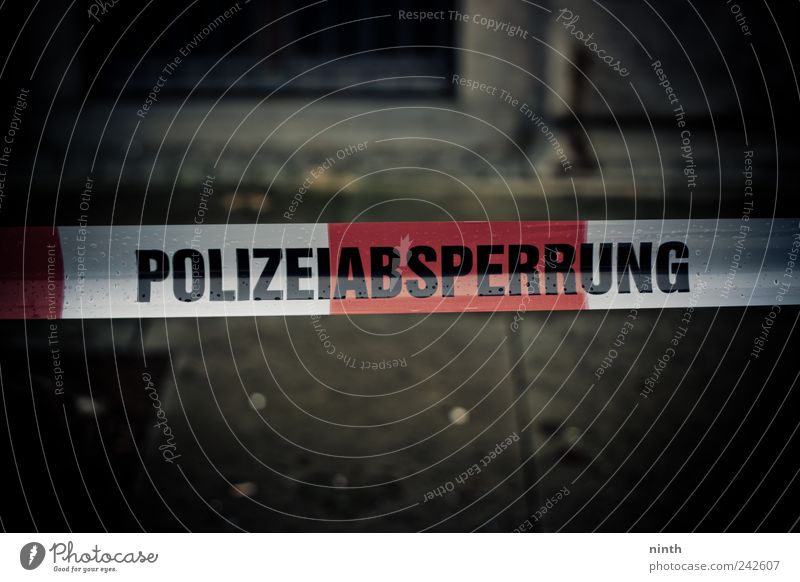 Polizeiabsperrung Straße Fußgänger Abspeerband Kunststoff nah rot schwarz Gefühle Stimmung Sicherheit Schutz achtsam Angst gefährlich Verzweiflung Kriminalität