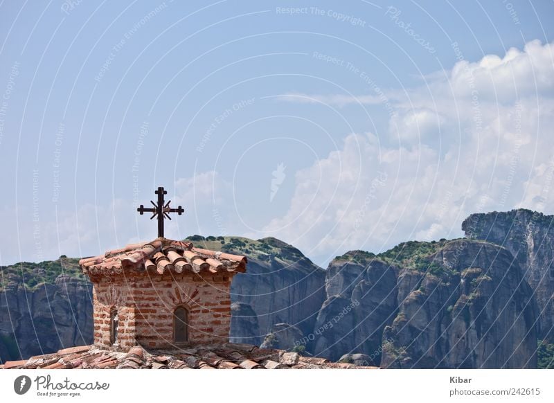 Einsames Kreuz Glück harmonisch Wohlgefühl Zufriedenheit ruhig Meditation Kultur Natur Landschaft Himmel Horizont Berge u. Gebirge Zeichen blau Vertrauen