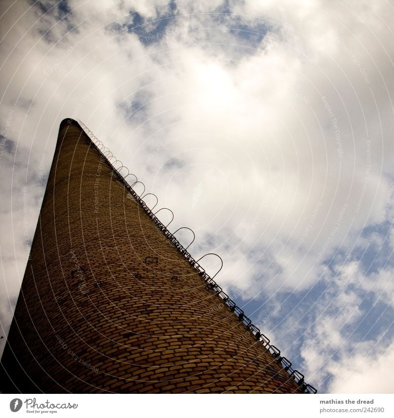 SCHORNSTEIN Umwelt Natur Landschaft Himmel Wolken Skyline Menschenleer Industrieanlage Fabrik Ruine Bauwerk Gebäude Architektur Schornstein Rauchen dünn hoch