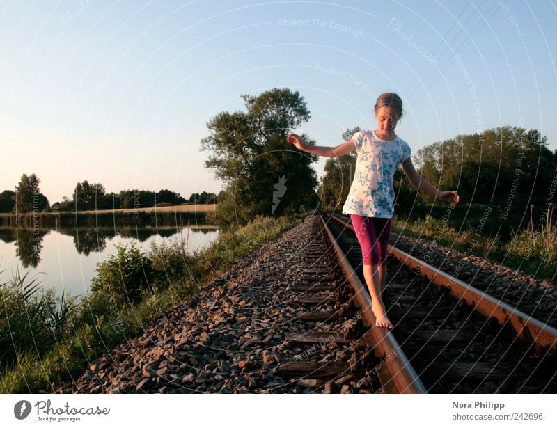 Balance oder (100!) Spielen Ausflug Abenteuer Ferne Freiheit Mensch feminin Mädchen Kindheit 3-8 Jahre 8-13 Jahre Umwelt Natur Landschaft Sommer Schönes Wetter