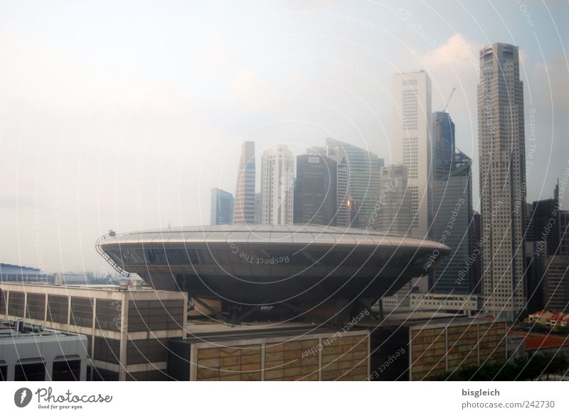 Ufo in Singapur Singapore Asien Hauptstadt Hafenstadt Stadtzentrum Skyline Hochhaus Dach gigantisch groß blau braun grau UFO Farbfoto Gedeckte Farben