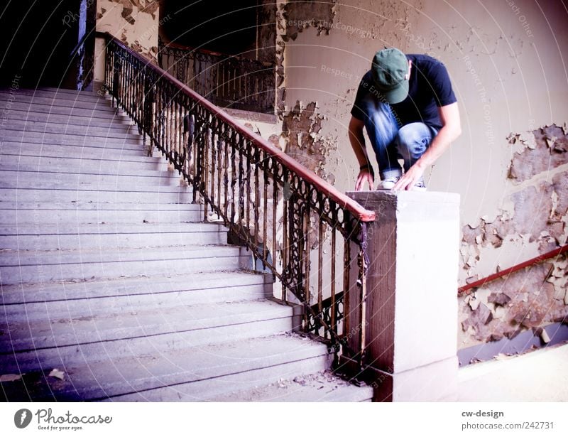 ohne Titel Mensch maskulin Junger Mann Jugendliche 1 18-30 Jahre Erwachsene Haus Mauer Wand Treppe hocken sitzen Traurigkeit alt fest kaputt trist blau grau