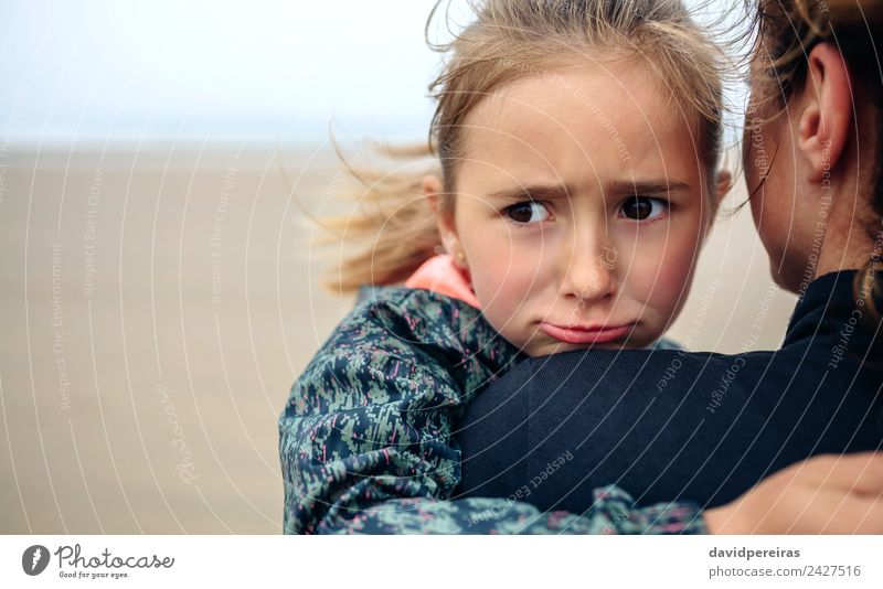 Wütendes Mädchen, das ihre Mutter am Strand umarmt. Lifestyle Glück schön Meer Kind Mensch Frau Erwachsene Familie & Verwandtschaft Sand Herbst Nebel Liebe