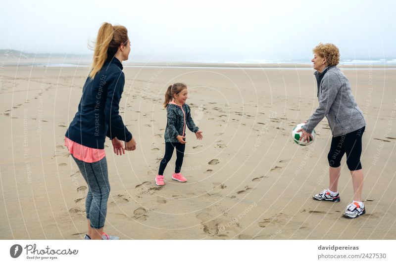 Drei Generationen weibliche Spielerinnen am Strand Lifestyle Freude Glück Spielen Kind Mensch Frau Erwachsene Mutter Großmutter Familie & Verwandtschaft Sand