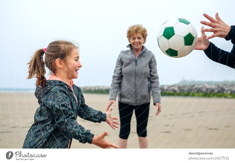 Drei Generationen weibliche Spielerinnen am Strand Lifestyle Freude Glück Spielen Kind Mensch Frau Erwachsene Mutter Großmutter Familie & Verwandtschaft Sand