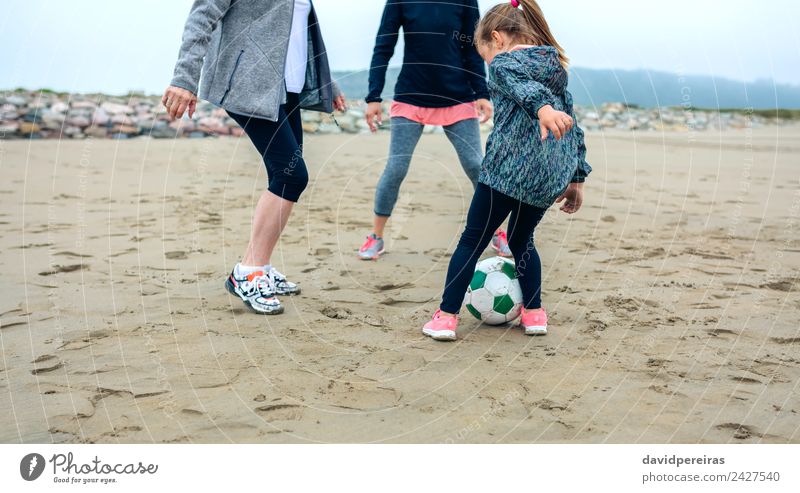 Drei Generationen Frau beim Fußball am Strand Lifestyle Freude Glück Spielen Kind Mensch Erwachsene Mutter Großmutter Familie & Verwandtschaft Sand Herbst Nebel