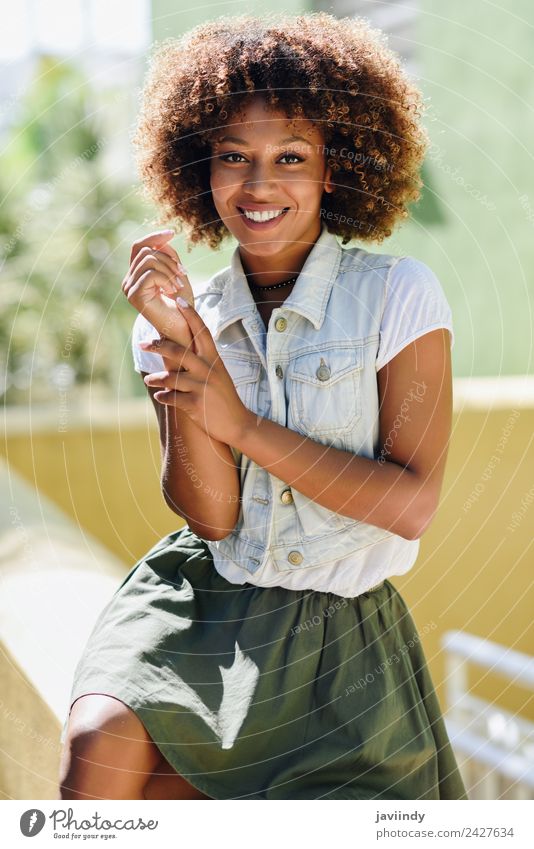 blYoung schwarze Frau, Afro-Frisur, lächelnd im Freien Lifestyle Stil Glück schön Haare & Frisuren Gesicht Mensch Erwachsene Straße Mode brünett Afro-Look