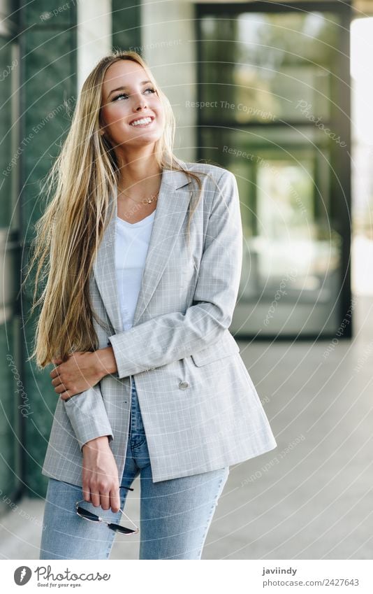 Schöne junge kaukasische Frau, die draußen lächelt. Lifestyle Stil Glück schön Haare & Frisuren Mensch feminin Junge Frau Jugendliche Erwachsene 1 18-30 Jahre