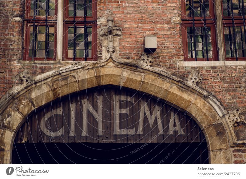 Cinema Freizeit & Hobby Kino Haus Bauwerk Gebäude Architektur Mauer Wand Fassade Fenster Tür alt außergewöhnlich einzigartig Farbfoto Außenaufnahme Tag