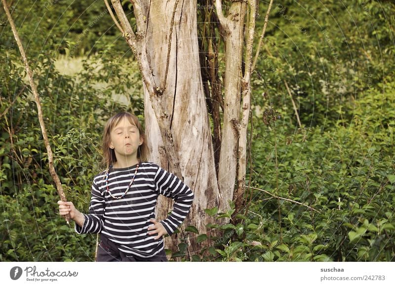 berlin ich komme ... Mädchen Kopf Haare & Frisuren Gesicht 3-8 Jahre Kind Kindheit Natur Sommer Baum Sträucher frech rebellisch verrückt wild grün Begeisterung