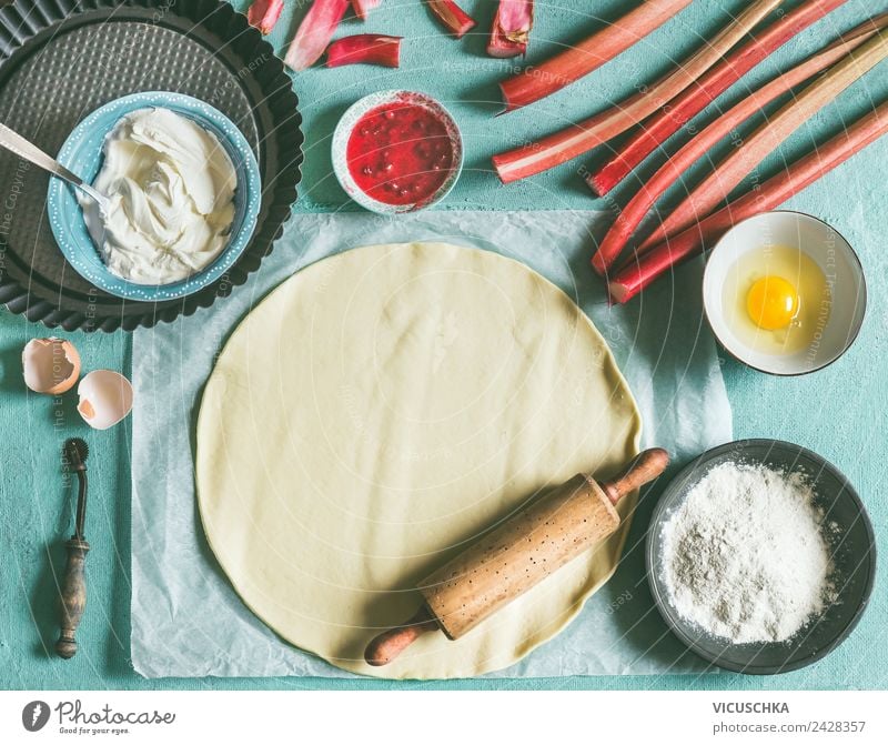 Rhabarber Kuchen Backen Lebensmittel Frucht Ernährung Bioprodukte Geschirr Stil Design Gesunde Ernährung Häusliches Leben Tisch gelb backen Essen zubereiten