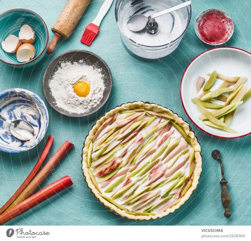 Rhabarber Kuchen auf dem Küchentisch Lebensmittel Gemüse Frucht Dessert Ernährung Bioprodukte Vegetarische Ernährung Diät Geschirr Stil Design Gesundheit