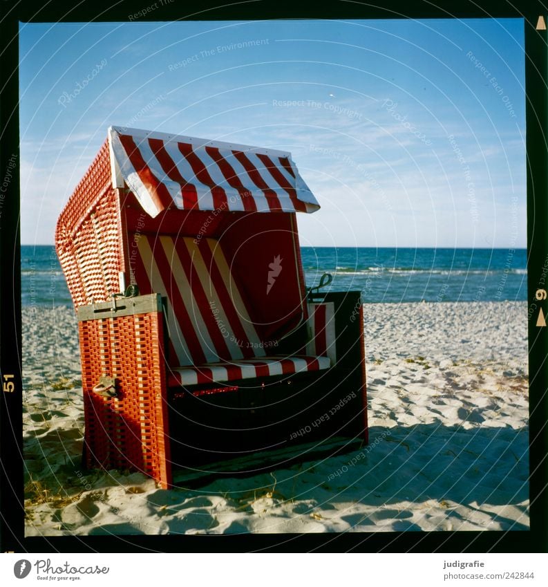 Nordstrand Wasser Himmel Küste Strand Ostsee Meer Prerow Darß Erholung rot Pause ruhig Ferien & Urlaub & Reisen Strandkorb Streifen Farbfoto mehrfarbig