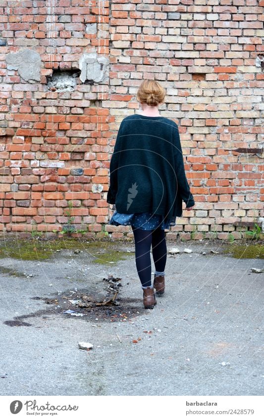 Immer an der Wand lang | jetzt bitte seitwärts... Frau Erwachsene 1 Mensch Industrieanlage Platz Gebäude Mauer Fassade Kleid Jacke blond Zopf Backstein gehen