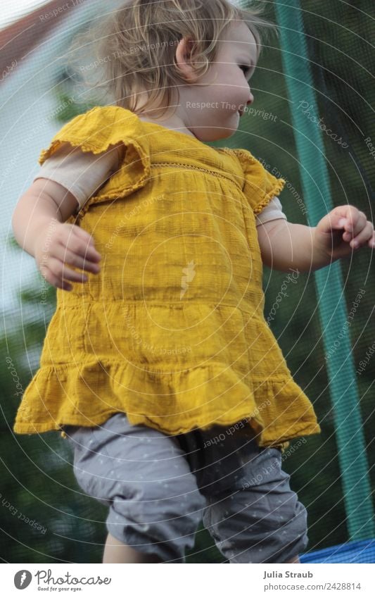 Mädchen Kleinkind Trampolin Senfgelb feminin 1 Mensch 1-3 Jahre Tanzen Hose Kleid brünett blond kurzhaarig grün Zufriedenheit hüpfen springen Farbfoto